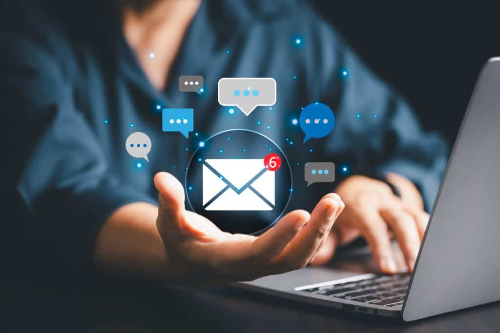 Mann nutzt E-Mail-Marketing-Software